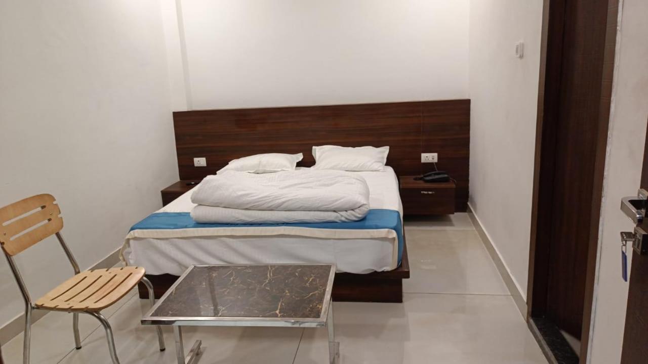 Hotel Cross Road By Wb Inn Unnao Екстер'єр фото