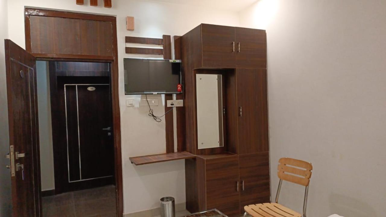 Hotel Cross Road By Wb Inn Unnao Екстер'єр фото