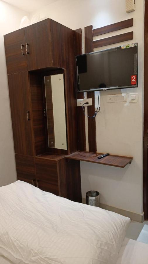 Hotel Cross Road By Wb Inn Unnao Екстер'єр фото