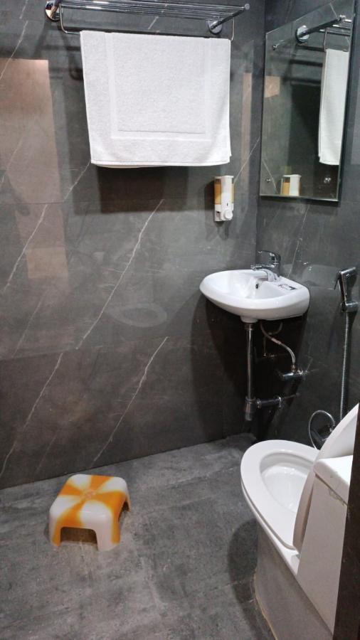 Hotel Cross Road By Wb Inn Unnao Екстер'єр фото