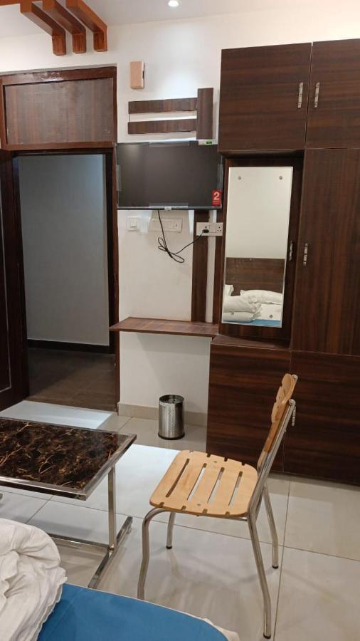 Hotel Cross Road By Wb Inn Unnao Екстер'єр фото