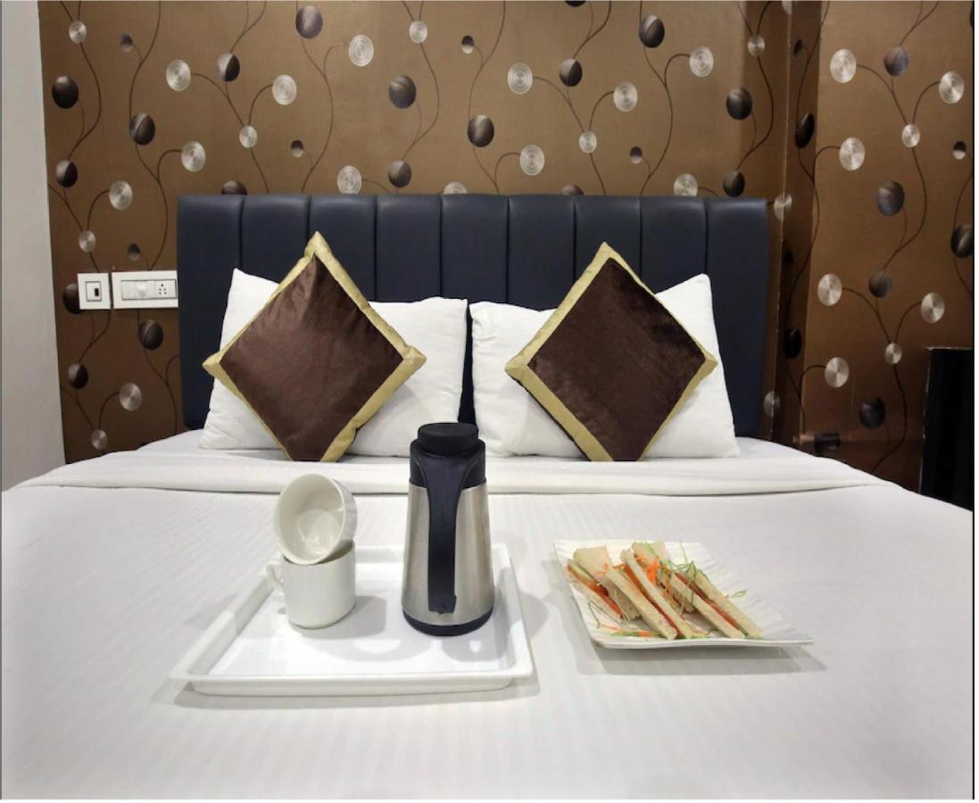Hotel Cross Road By Wb Inn Unnao Екстер'єр фото