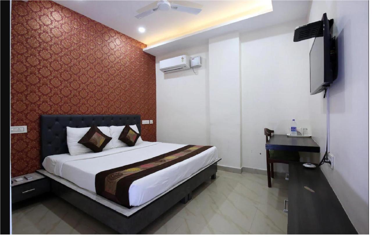 Hotel Cross Road By Wb Inn Unnao Екстер'єр фото