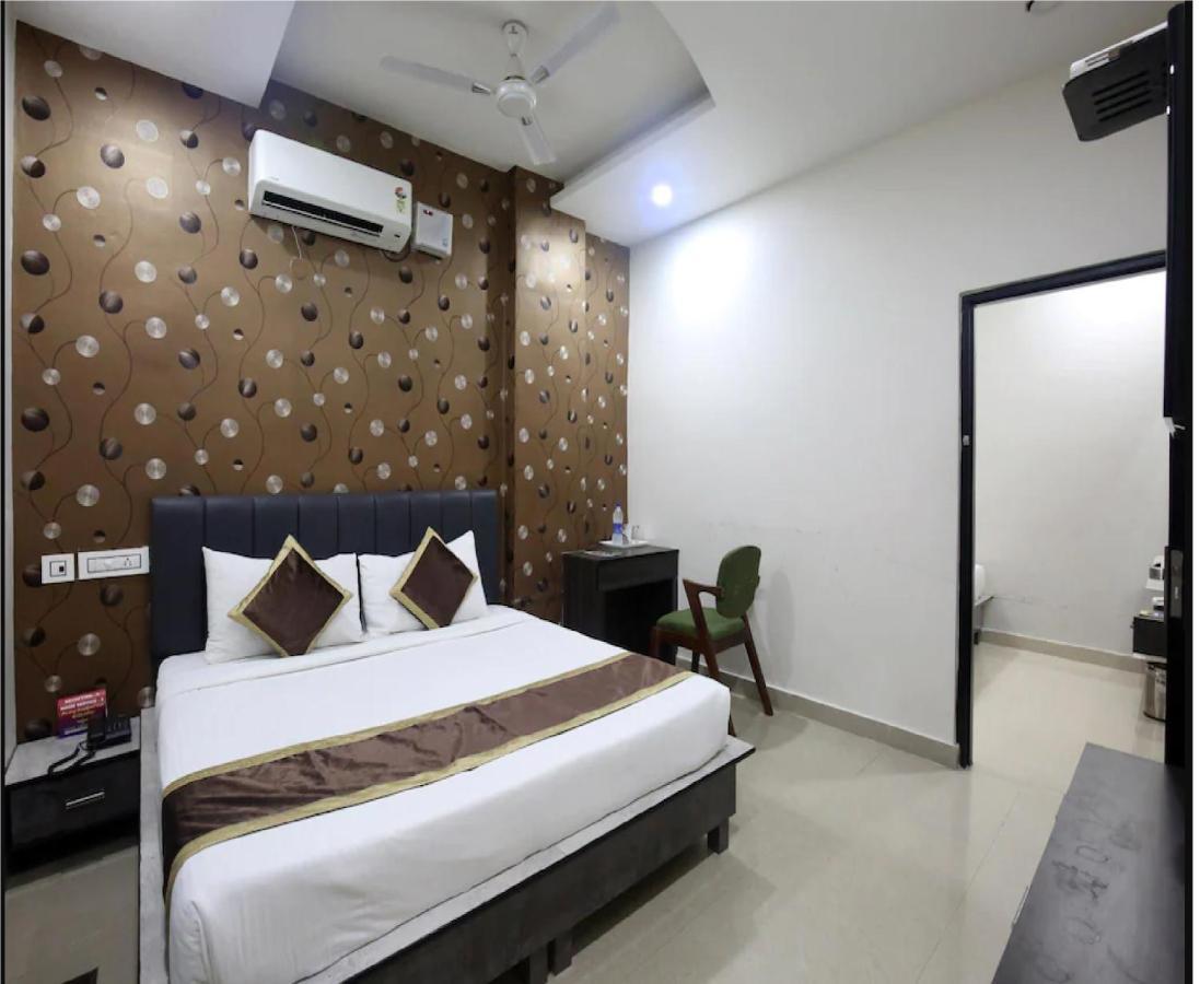 Hotel Cross Road By Wb Inn Unnao Екстер'єр фото