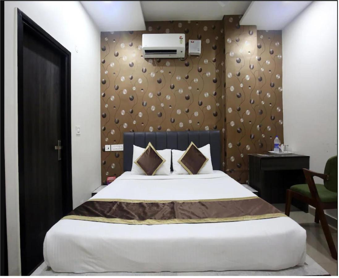 Hotel Cross Road By Wb Inn Unnao Екстер'єр фото