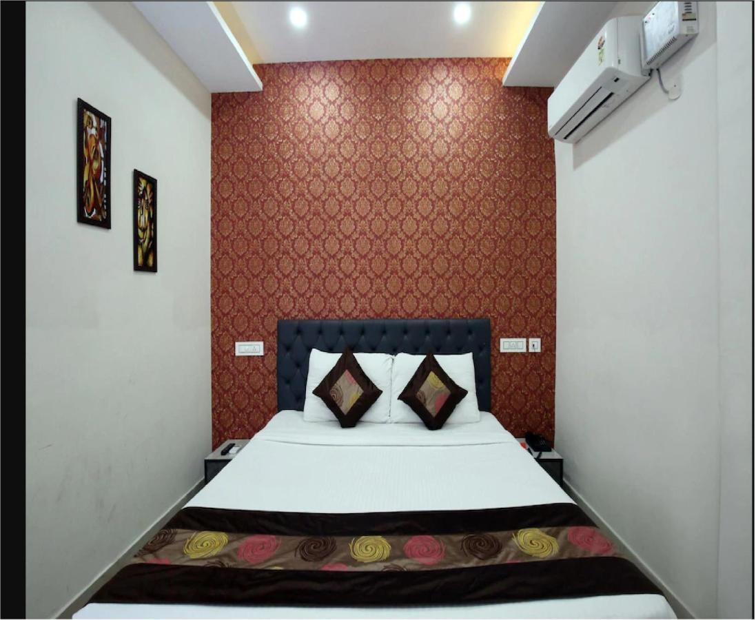 Hotel Cross Road By Wb Inn Unnao Екстер'єр фото