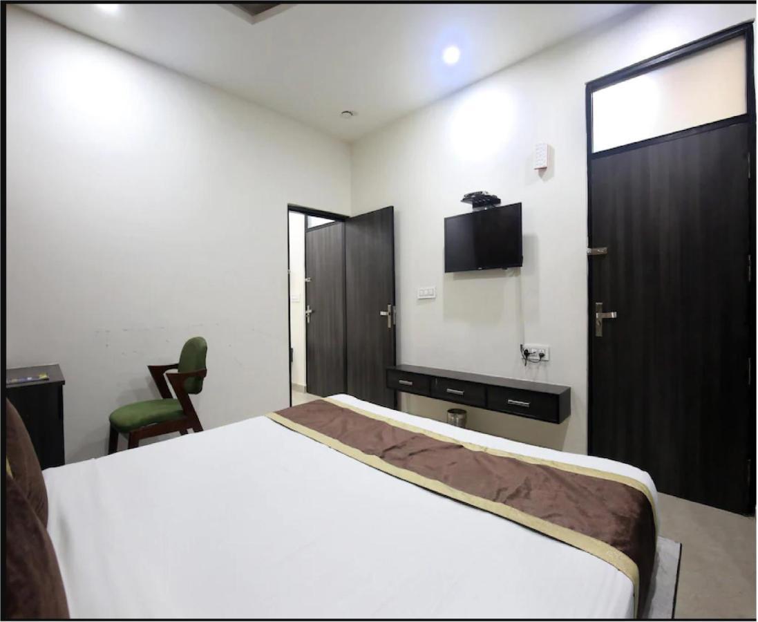 Hotel Cross Road By Wb Inn Unnao Екстер'єр фото