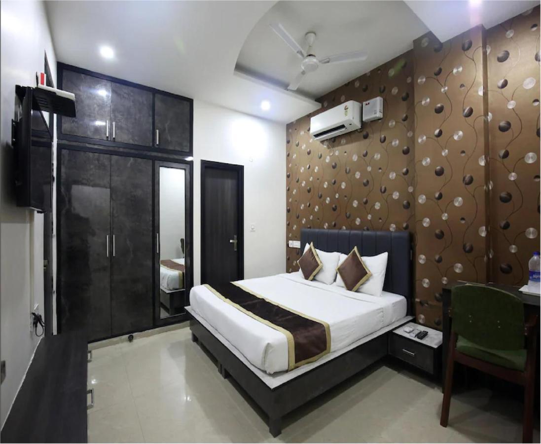 Hotel Cross Road By Wb Inn Unnao Екстер'єр фото