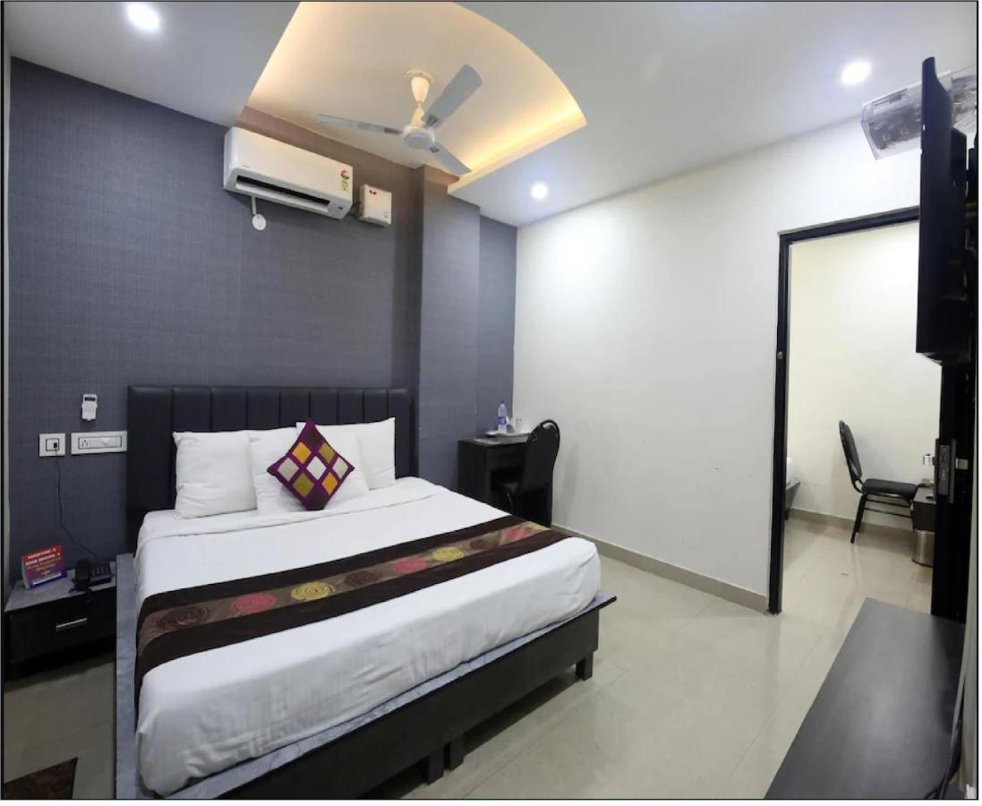 Hotel Cross Road By Wb Inn Unnao Екстер'єр фото